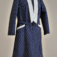 SLM 26868 - Blå klänning med vita prickar och knytkrage, 1960-tal