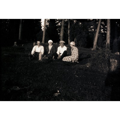SLM X10-059 - Grupporträtt, fyra personer sittande i skog