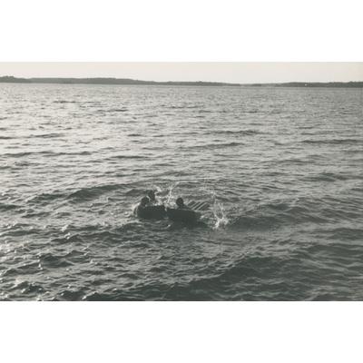 SLM P2022-1296 - Tre personer badar med luftmadrasser