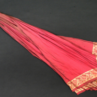 SLM 5324 - Paraply av rött siden med invävd bård, 1800-talets senare del