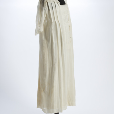 SLM 11208 - Vit klänning i tunn bomull med broderier och isättningar, har burits av Vendla Brown (1880-1964)