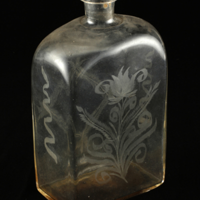 SLM 2450 - Brännvinsflaska av glas med slipad dekor av tulpaner mm, från Bettna socken