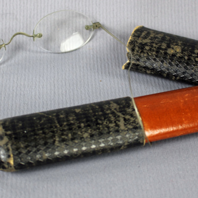 SLM 10694 1-2 - Glasögon, stålskalmar och ovala glas, med tillhörande fodral