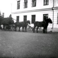 SLM Ö627 - Två par hästar framför vagn med kusk vid Ökna säteri i Floda socken