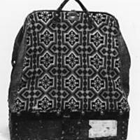 SLM 2986 - Väska, nattsäck med korsstygnsbroderier och låda nertill