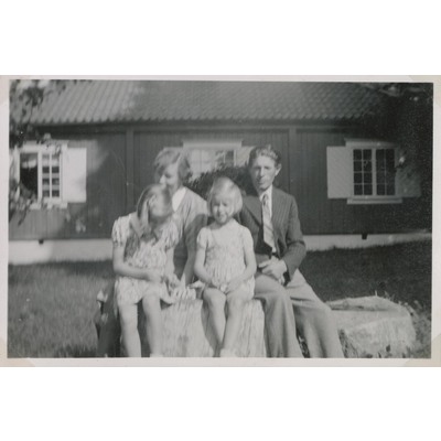 SLM P10-588 - Familjen Westerberg vid Måstena, 1940
