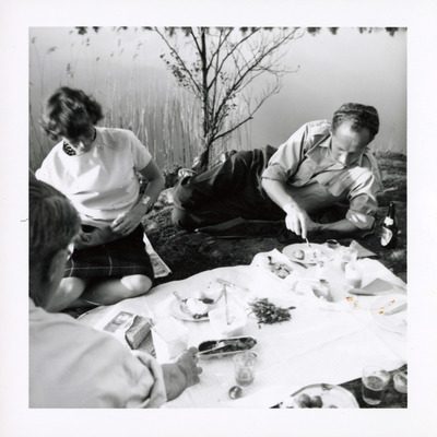 SLM P2020-0724 - Lärare från Solbacka Läroverk och sina makar på en picknick vid Kyrksjön i Stjärnhov, 1950-tal