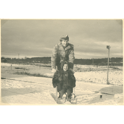 SLM P2018-0690 - Fru och dotter Buchman år 1945