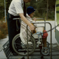 SLM SB13-055 - Chaufför hjälper en rullstolsburen äldre dam in i en färdtjänstbuss