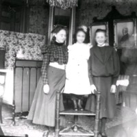 SLM Ö229 - Tre flickor på Ökna säteri i Floda socken, 1890-tal