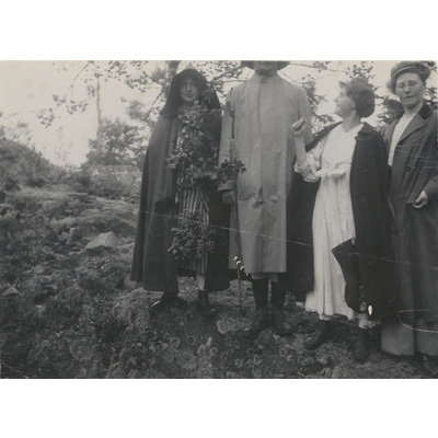 SLM P07-368 - Fyra utklädda personer i skogen, 1907