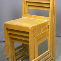 SLM 36507 1-4 - Fyra stapelbara stolar från Sigridslunds skola i Årdala socken