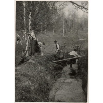 SLM P2020-0430 - Elever vid en å, Solbacka Läroverk, 1931