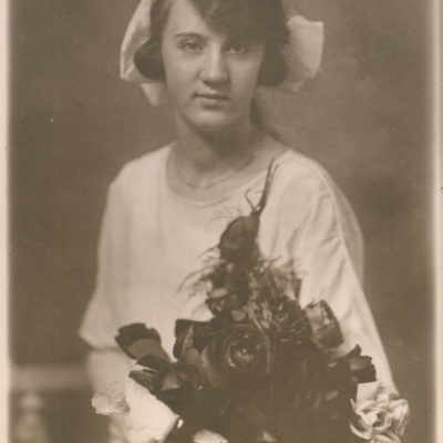 SLM P2015-697 - Karin Thiléns (gift Wohlin) konfirmation på 1920-talet.