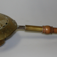 SLM 5653 - Sängvärmare, ett glödfat av mässing med svarvat träskaft, från 1700-talet