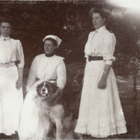 SLM P11-3727 - Vilhelmina Franzén och andra anställda på Hormesta gård omkring 1910