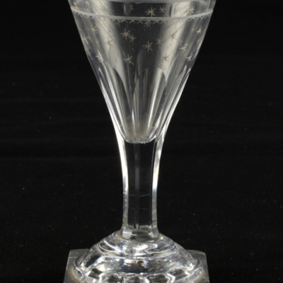 SLM 2418 - Glas på fot, konisk kupa slipad dekoration och fyrkantig fot