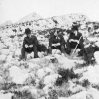 SLM P09-749 - Tre kostymklädda män, Capri år 1903