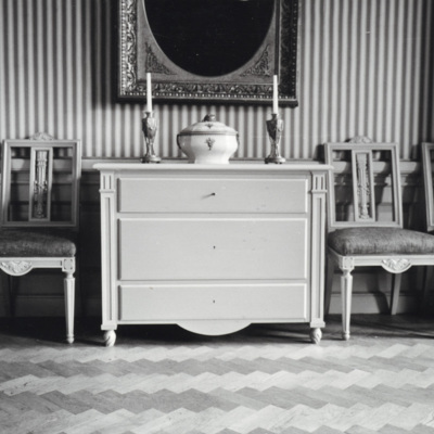 SLM P2015-1401 - Möbler tillverkade på Nyköpings möbelverkstäder omkring 1950.