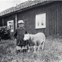 SLM R795-92-5 - En kortväxt kvinna och ett får