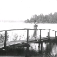 SLM X2390-78 - En kvinna på en brygga vid sjön