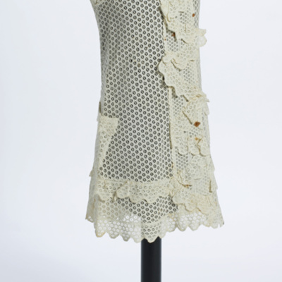 SLM 10278 - Barnklänning av vit bomullsspets, sent 1800-tal