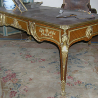 SLM 7024 - Stort bord rikt dekorerat med förgyllda metallbeslag, maskaroner, Louis XV