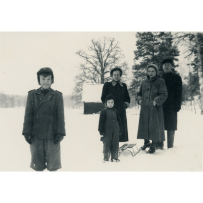 SLM P2022-1062 - Familjen Tandefelt och Gertrud Höglund i snön