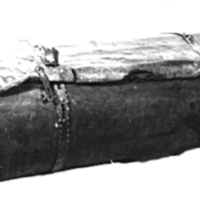 SLM 4643 - Cylindrisk reskoffert av trä och skinn, järnband