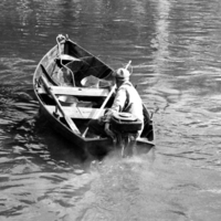 SLM OH0247-2 - En fiskare lämnar Fiskbron vid Nyköpingshus någon gång under 1950-talet