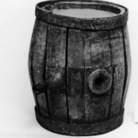 SLM 1661 - Brännvinskutting av ekträ med två järnband och pip, från Svärta socken