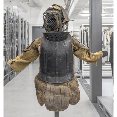 SLM 52022 1-2 - Två harnesks med tillhörande skyddsdräkter, från Strängnäs, troligen 1800-tal