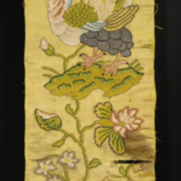 SLM 7341 - Broderi med fåglar och blomster på gult siden, 1800-tal