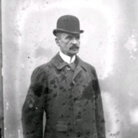 SLM Ö21 - Kostymklädd man med hatt, 1890-tal
