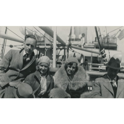 SLM P2022-1206 - Gruppfoto ombord på fartyg, Einar och Gertrud Höglund