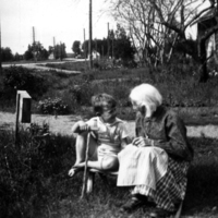 SLM P07-2608 - Kurt Andersson med gammel-farmor Klara Melin i Helsingfors omkring 1940
