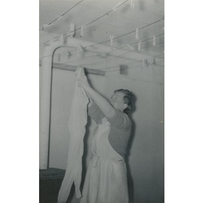 SLM P2022-0335 - Eivor Gemzell hänger tvätt, 1950-tal