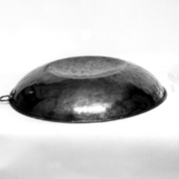 SLM 1836 - Flat rundad kopparskål med flat botten, liten ögla, från Lunda socken