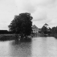 SLM R10-85-10 - Nyköpingshus med slottssmedjan, ekor i ån, foto från omkring 1900