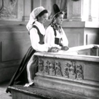 SLM Ö739 - Två kvinnor i folkdräkt framför en altare