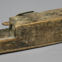 SLM 1246 - Låda för tändsatser som använts vid Tunabergs gruvor