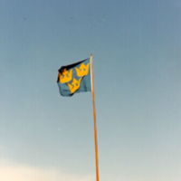 SLM M026415 - Flagga på Nyköpingshus med riksvapnet TRE KRONOR.