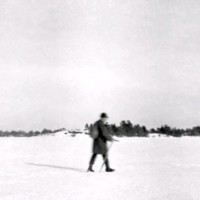 SLM M027883 - Man promenerar på isen, Oxelösund, tidigt 1900-tal