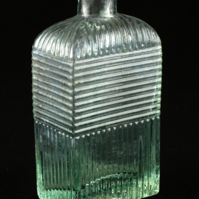 SLM 1041 - Fyrkantig flaska av grönt glas, ornerad med räfflor, från Björkviks socken