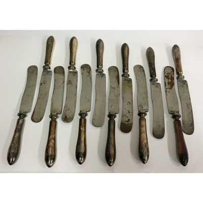SLM 11258 1-12 - Tolv knivar av nysilver, från Nyköping