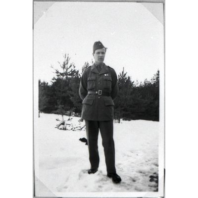 SLM S32-97-19 - Värnpliktige vicekorpralen 11937 (Bertil) Nyman på permission vintern 1942