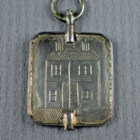 SLM 4455 - Urnyckel av silver, fyrkantigt huvud med gravyr, ett hus, tillverkad 1862