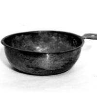 SLM 1774 - Rundad skål av koppar, lövformat handtag, från Orrhammar i Flens socken