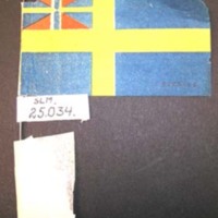 SLM 25034 - Julpynt, svensk flagga av papper med unionsmärket i övre hörnet
