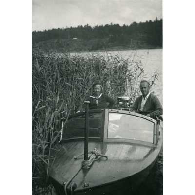 SLM P2022-1032 - Gertrud och Einar Höglund i en båt